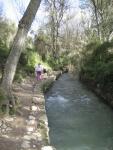 sendero junto al rio